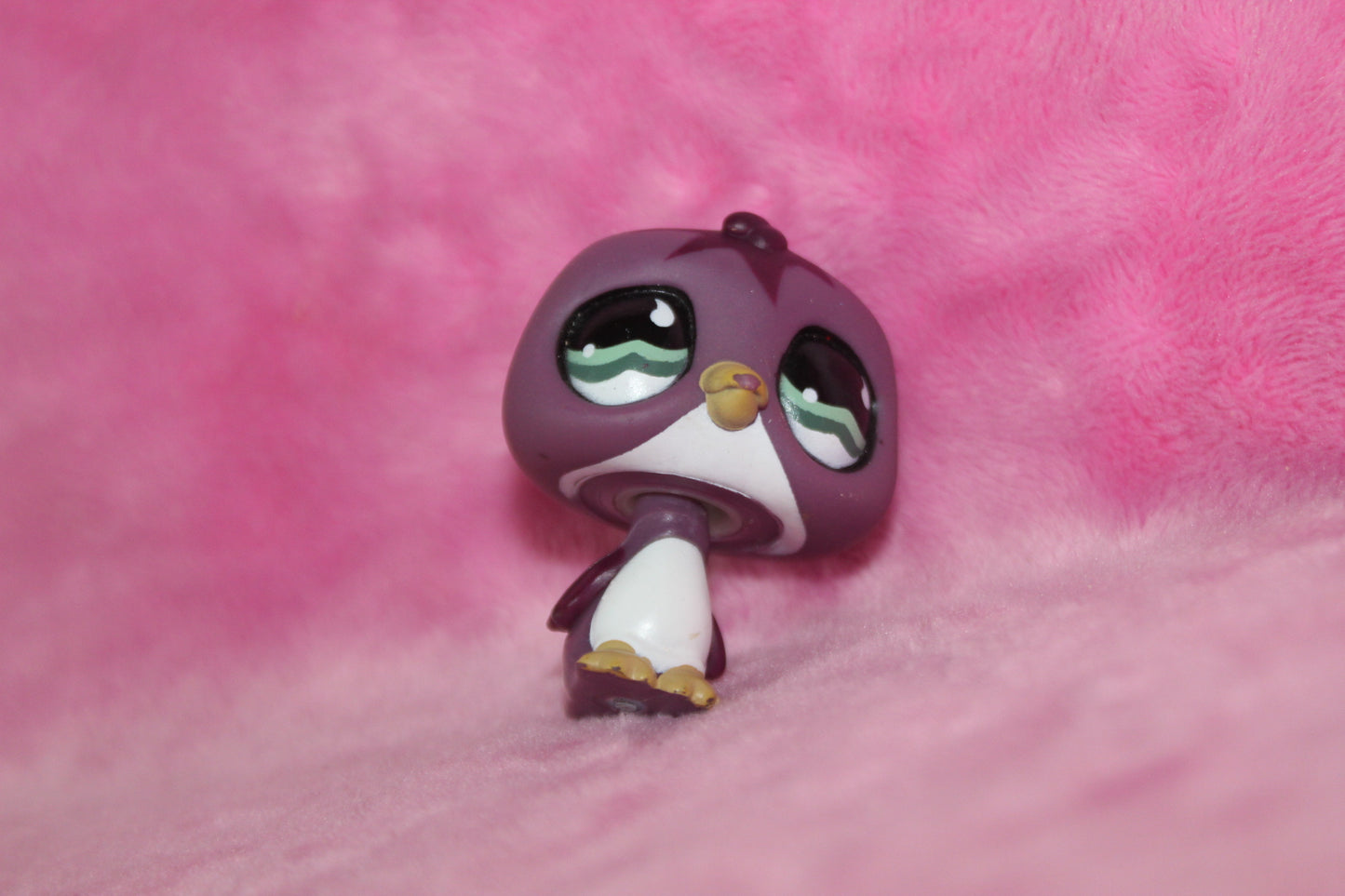 Authentic LPS penguin bird